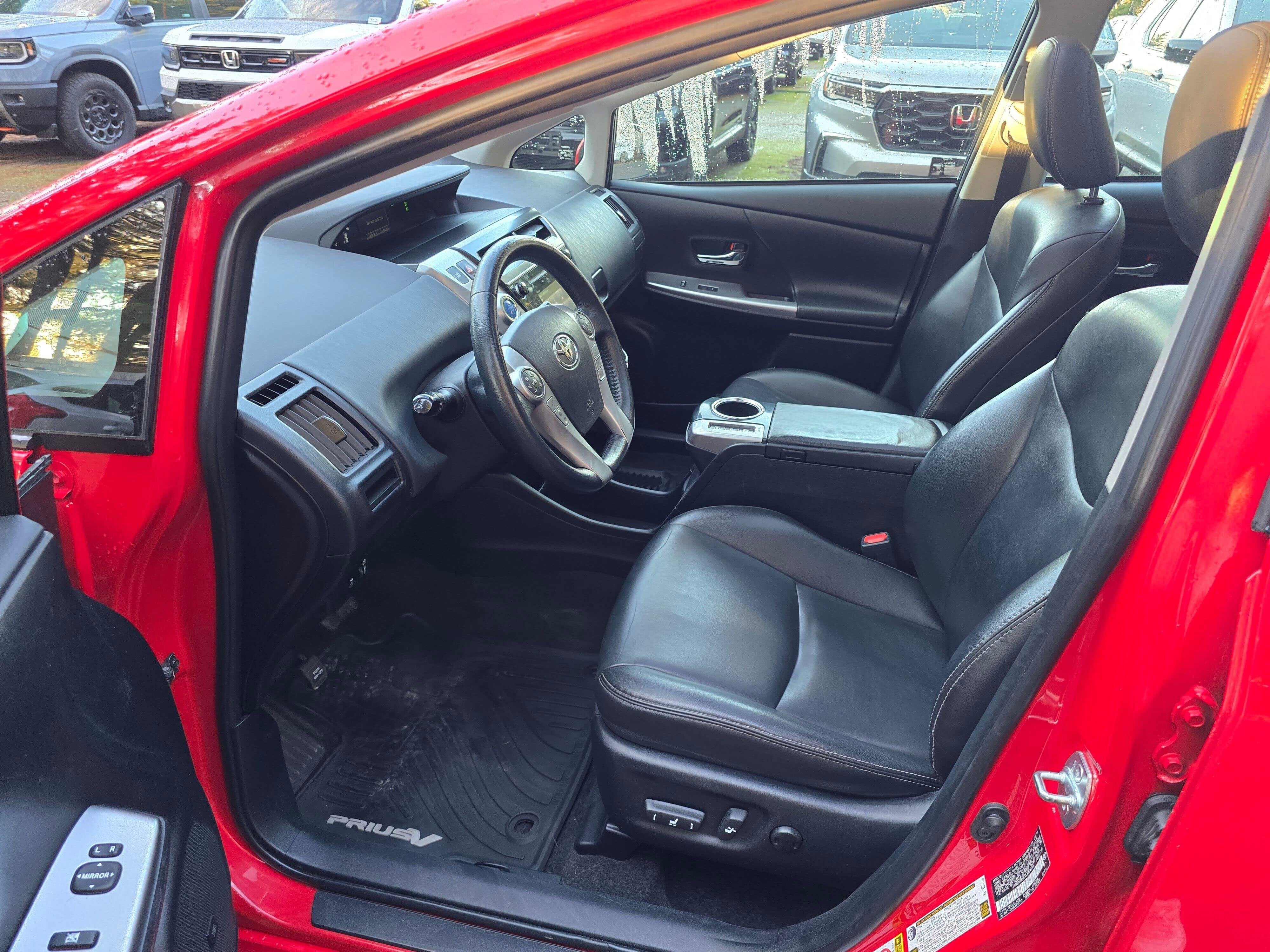 2016 Toyota Prius v Five