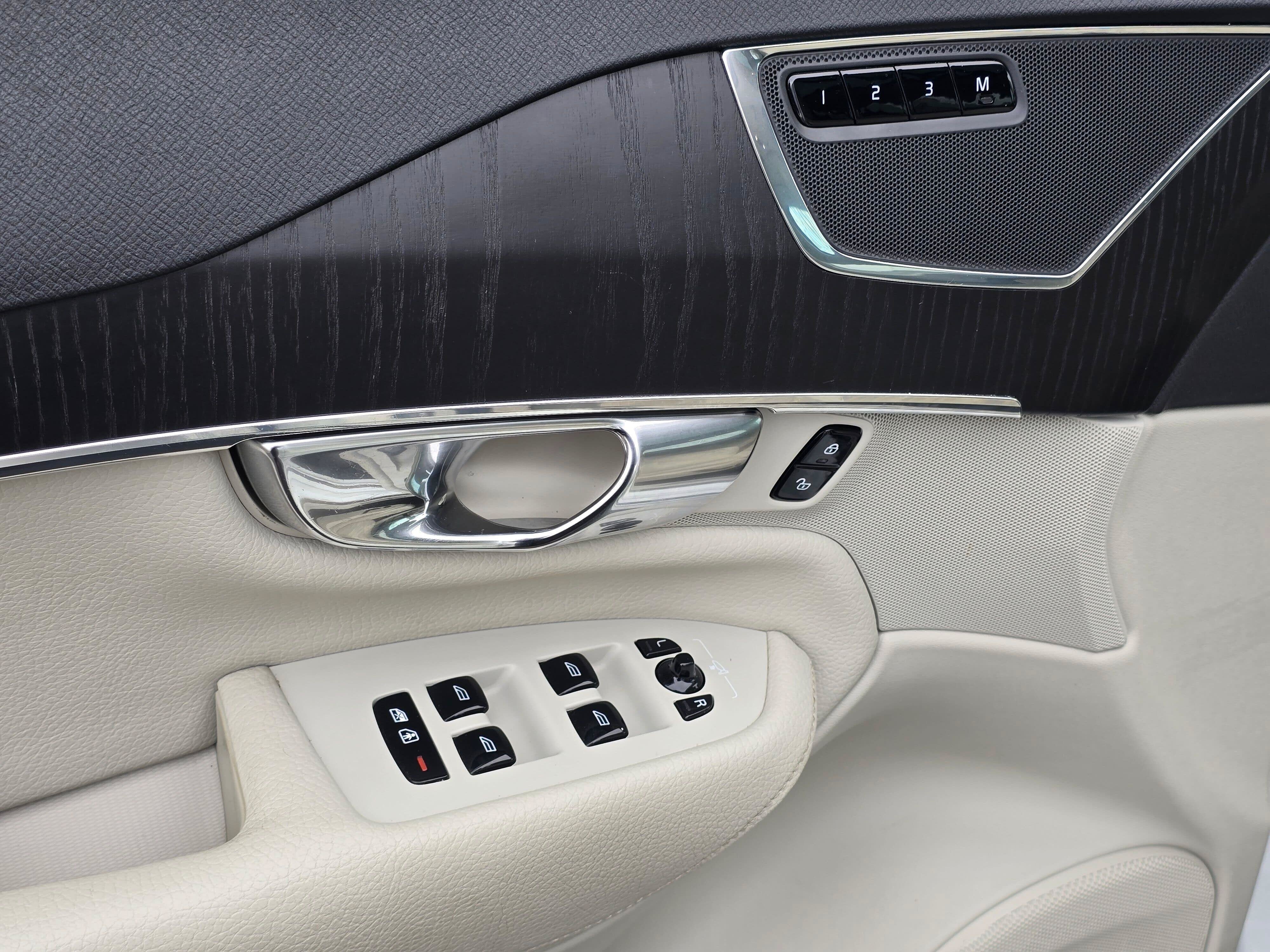 2020 Volvo XC90 Momentum