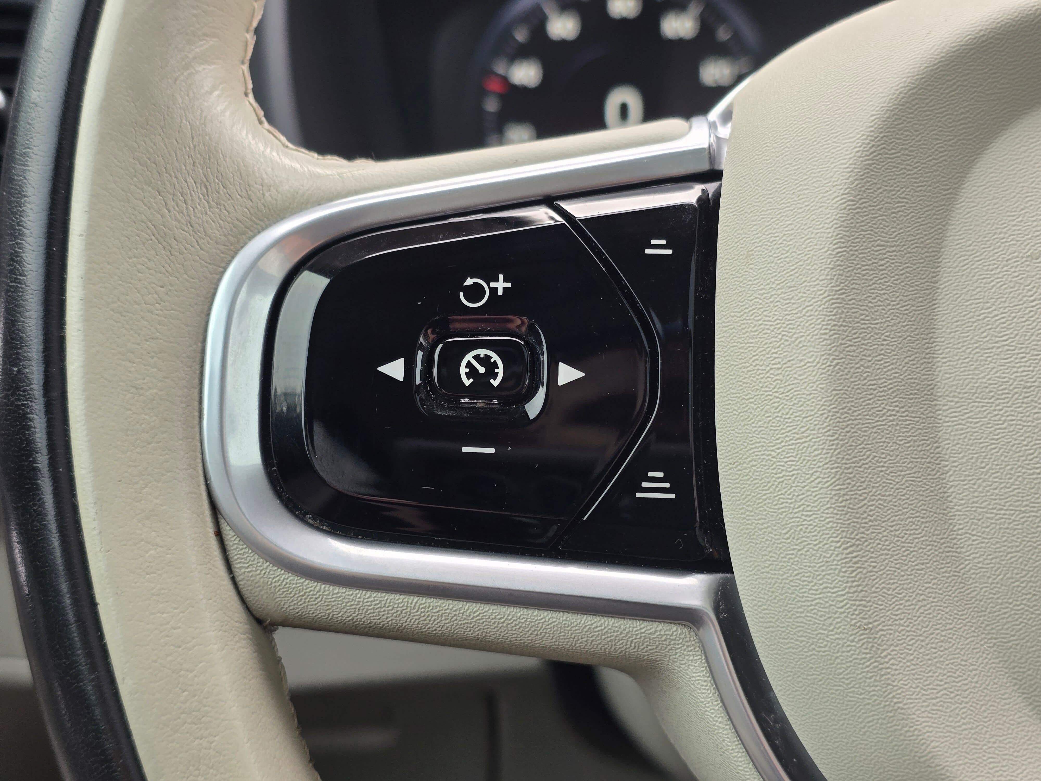 2020 Volvo XC90 Momentum